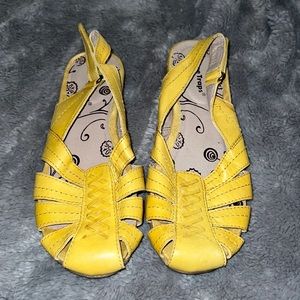 7 1/2M BareTraps Sandal with strap on back